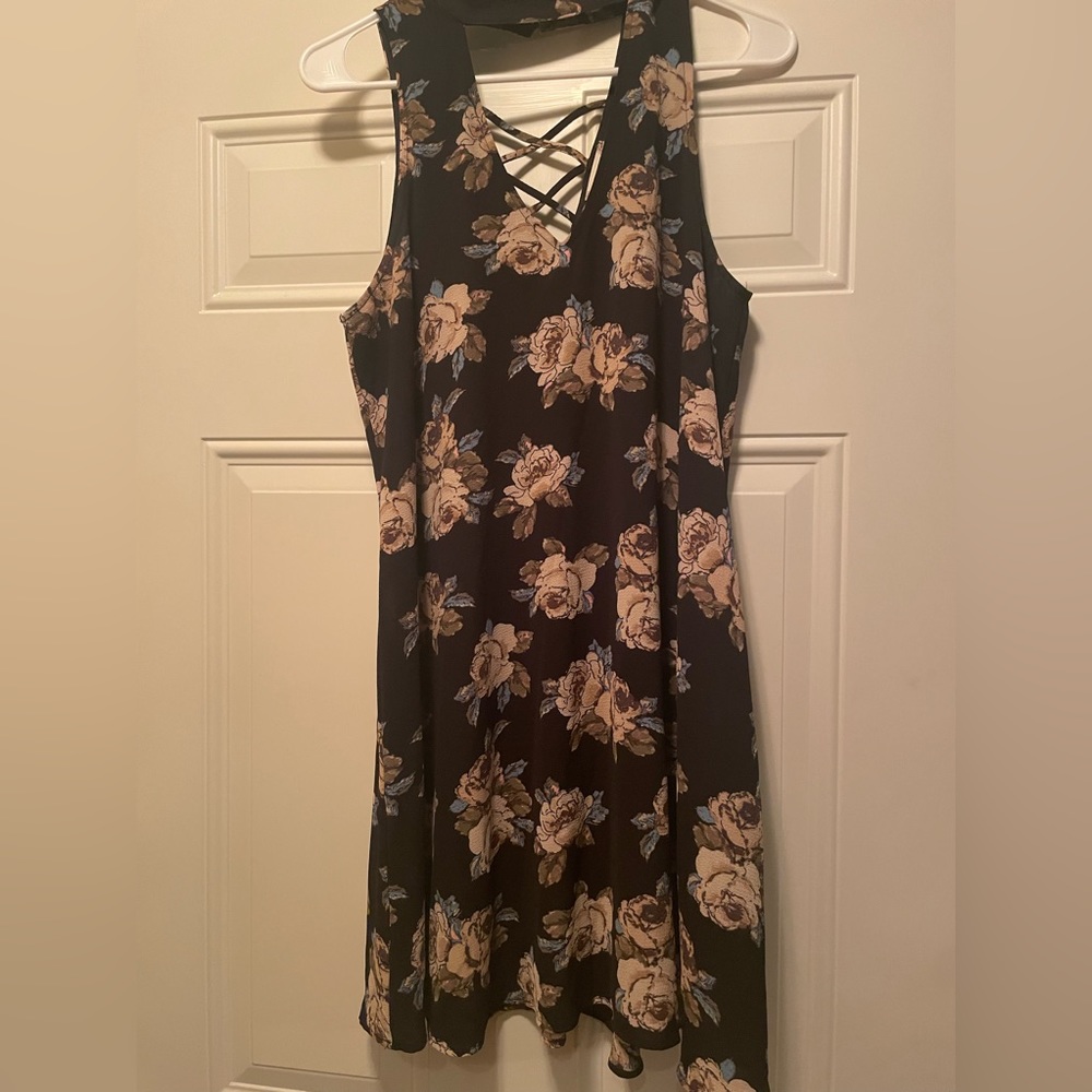 Altar’d state-black floral print with a killer neck wrap!! Size medium.
